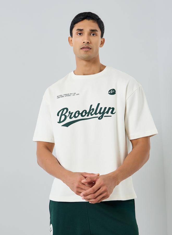 ستايلي طقم منسق من تيشيرت بطبعة جرافيك وشورت للرجال - Image 1